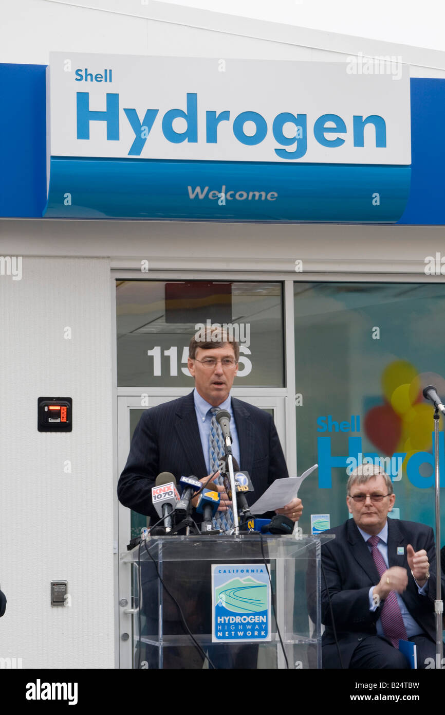 Phillip Baxley President of Shell Hydrogen Opening of California s first retail hydrogen refueling station Los Angeles Stock Photo