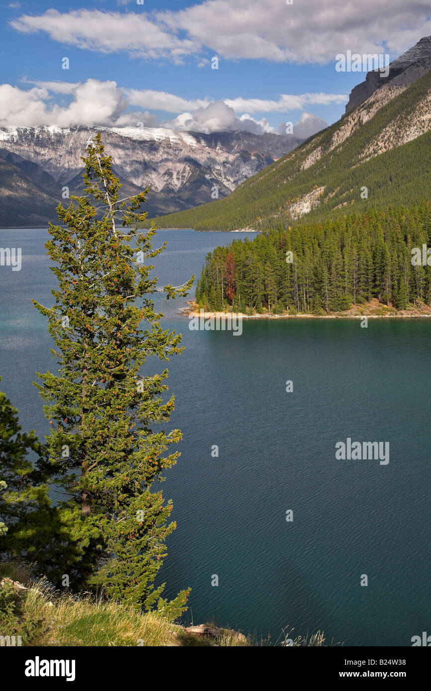 Picturesque scene mountain lake hi-res stock photography and images - Alamy
