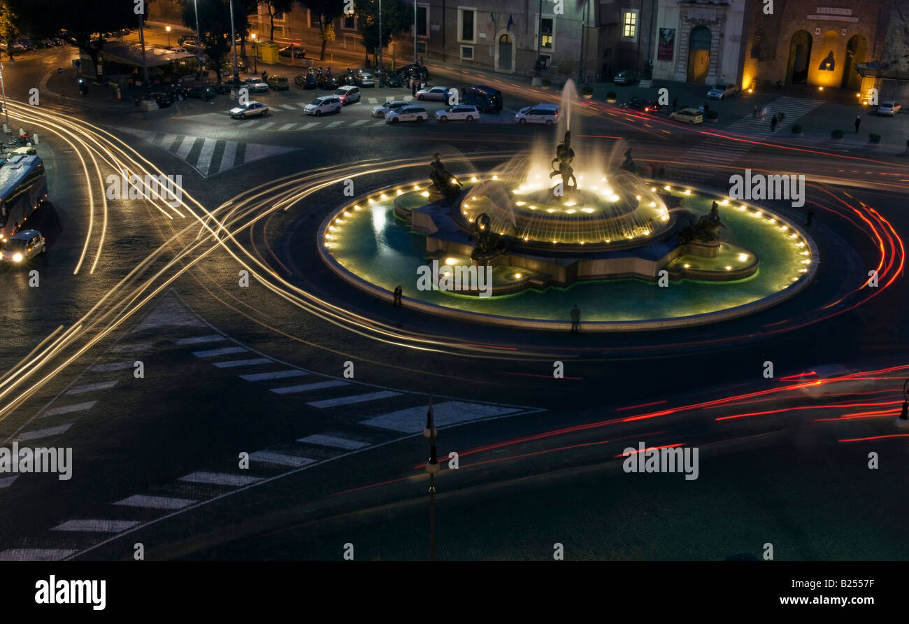 Piazza fountain roundabout hi-res stock photography and images - Alamy
