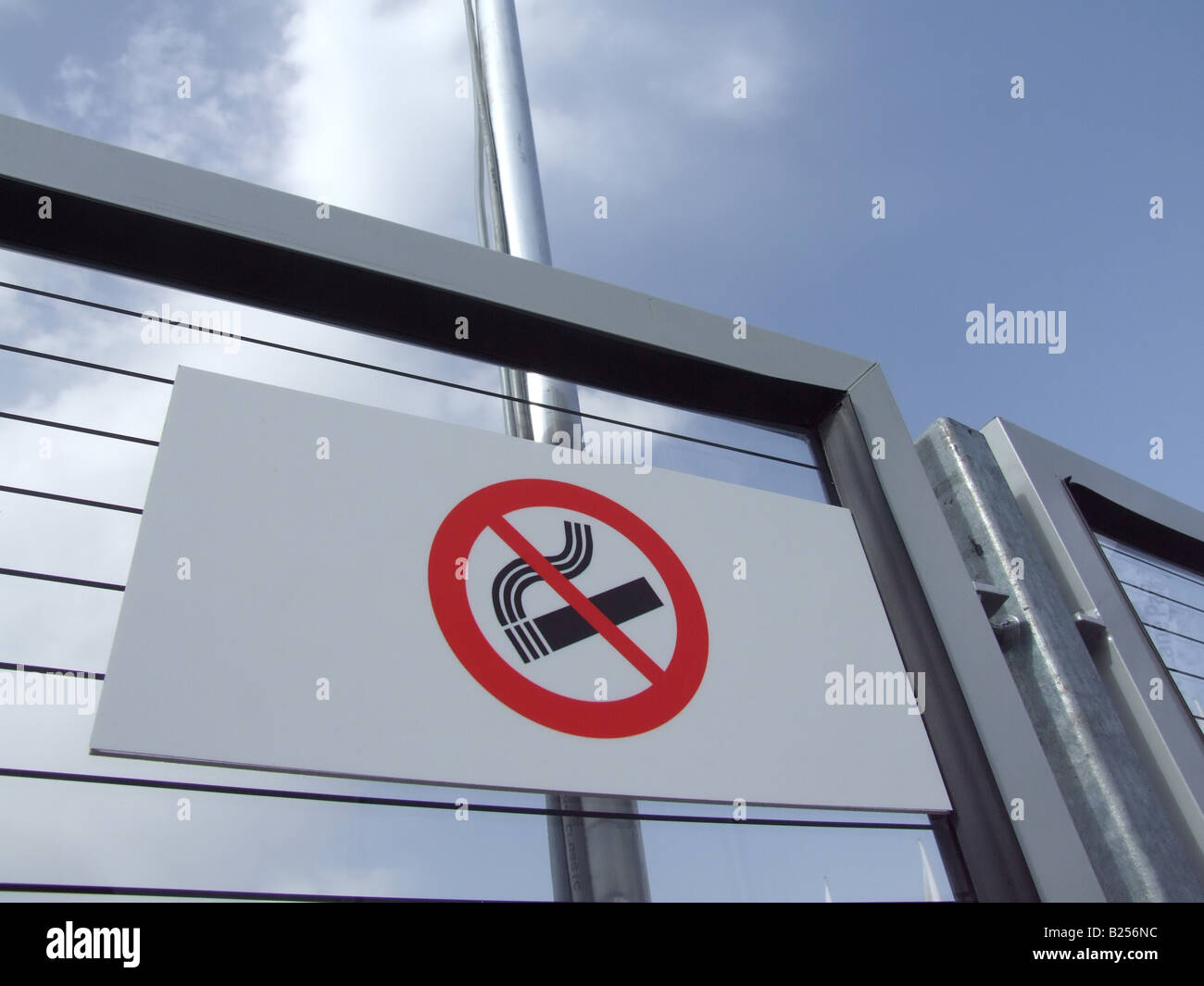 no smoking sign on fence outdoors in sun Stock Photo