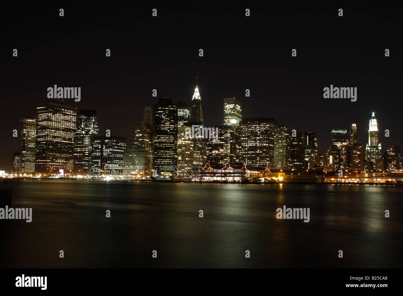 New york skyline night hi-res stock photography and images - Alamy