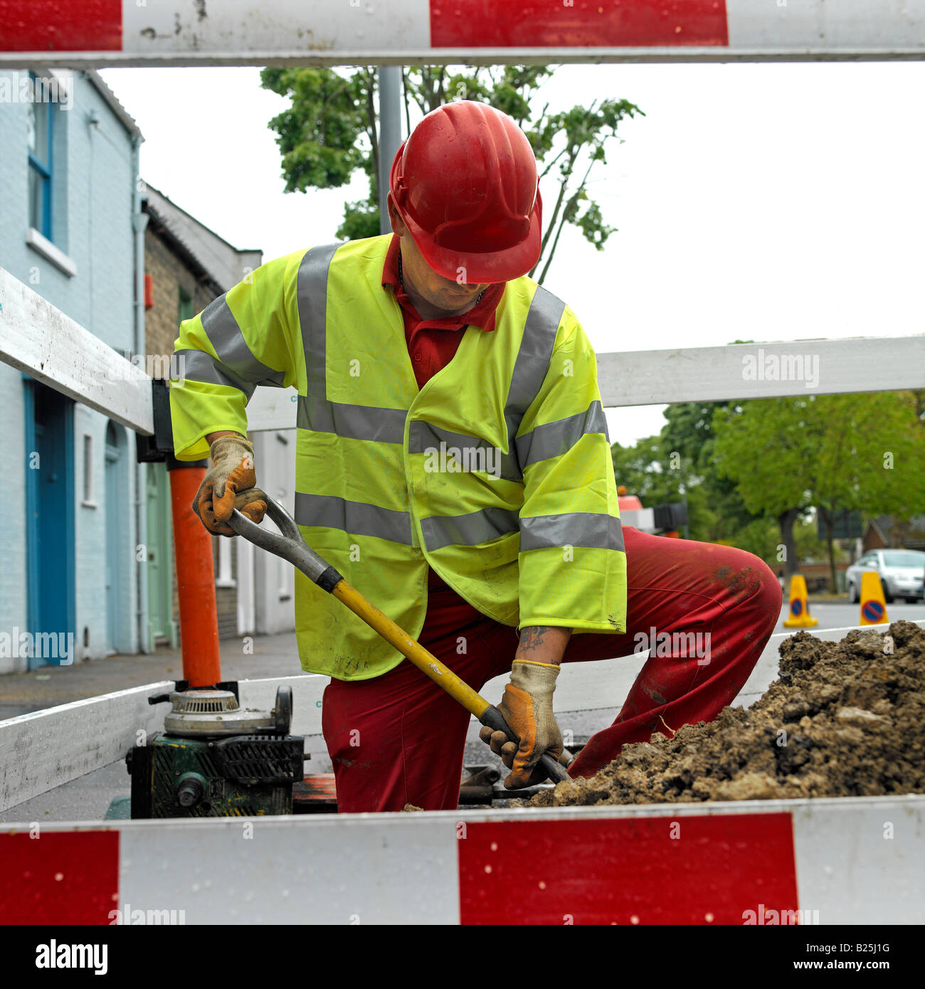 Workman dig hole hires stock photography and images Alamy