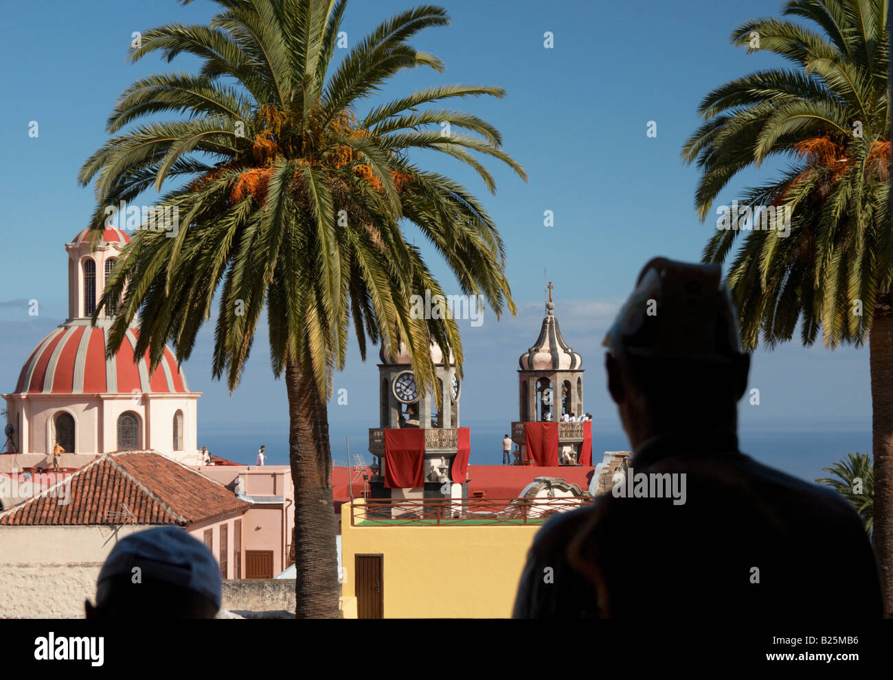 Tourists looking towards La Iglesia (church) de La Concepcion in La Orotava on Tenerife Stock Photo