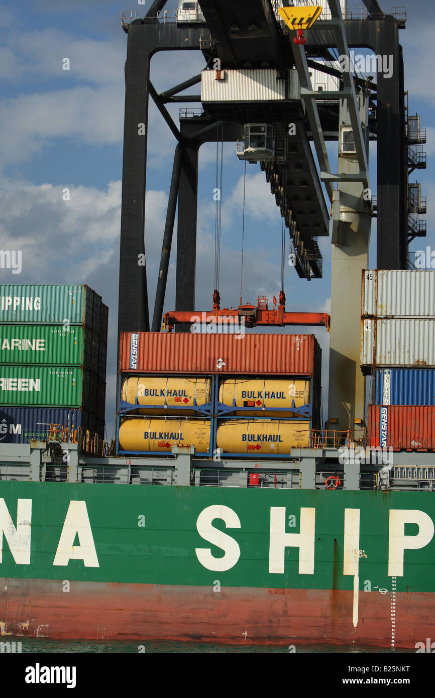 unloading container ship Stock Photo - Alamy