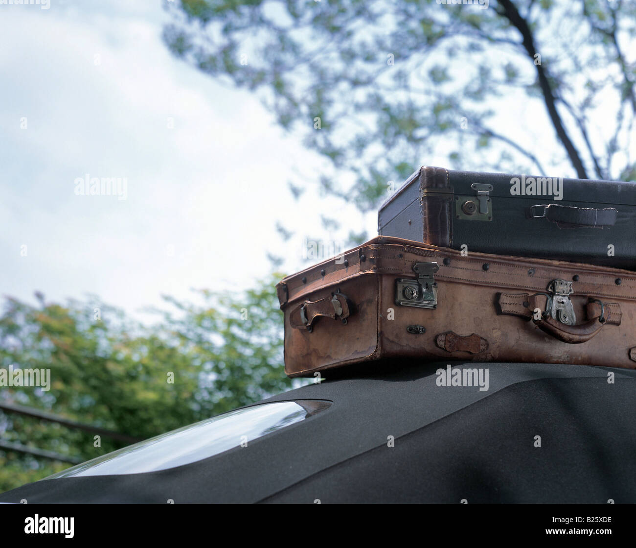 Old suitcases on top of the car Stock Photo Alamy