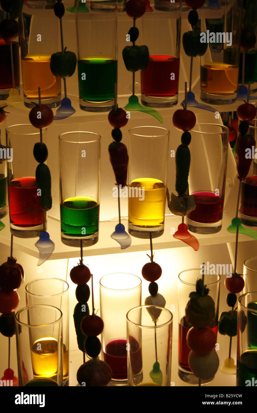 https://c8.alamy.com/comp/B25YCW/colourful-cocktails-on-display-in-exclusive-bar-B25YCW.jpg