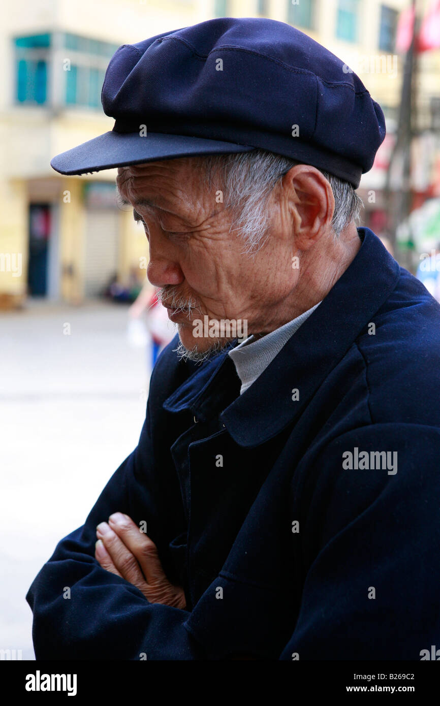 [chinese man in traditional hi-res stock photography and images - Alamy
