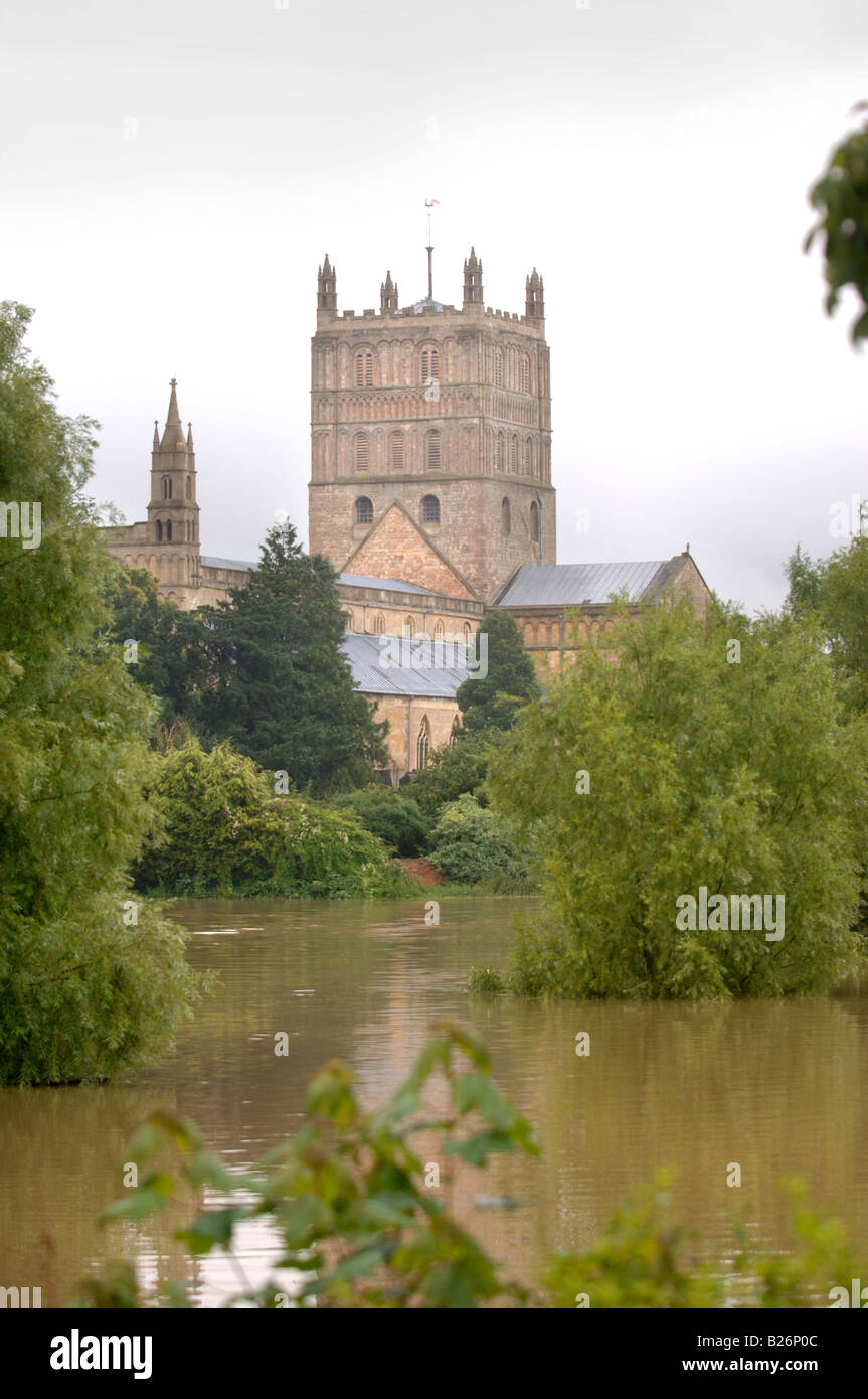 FLOODWATER SURROUNDS TEWKESBURY ABBEY DURING THE FLOODS IN GLOUCESTERSHIRE JULY 2007 UK Stock Photo