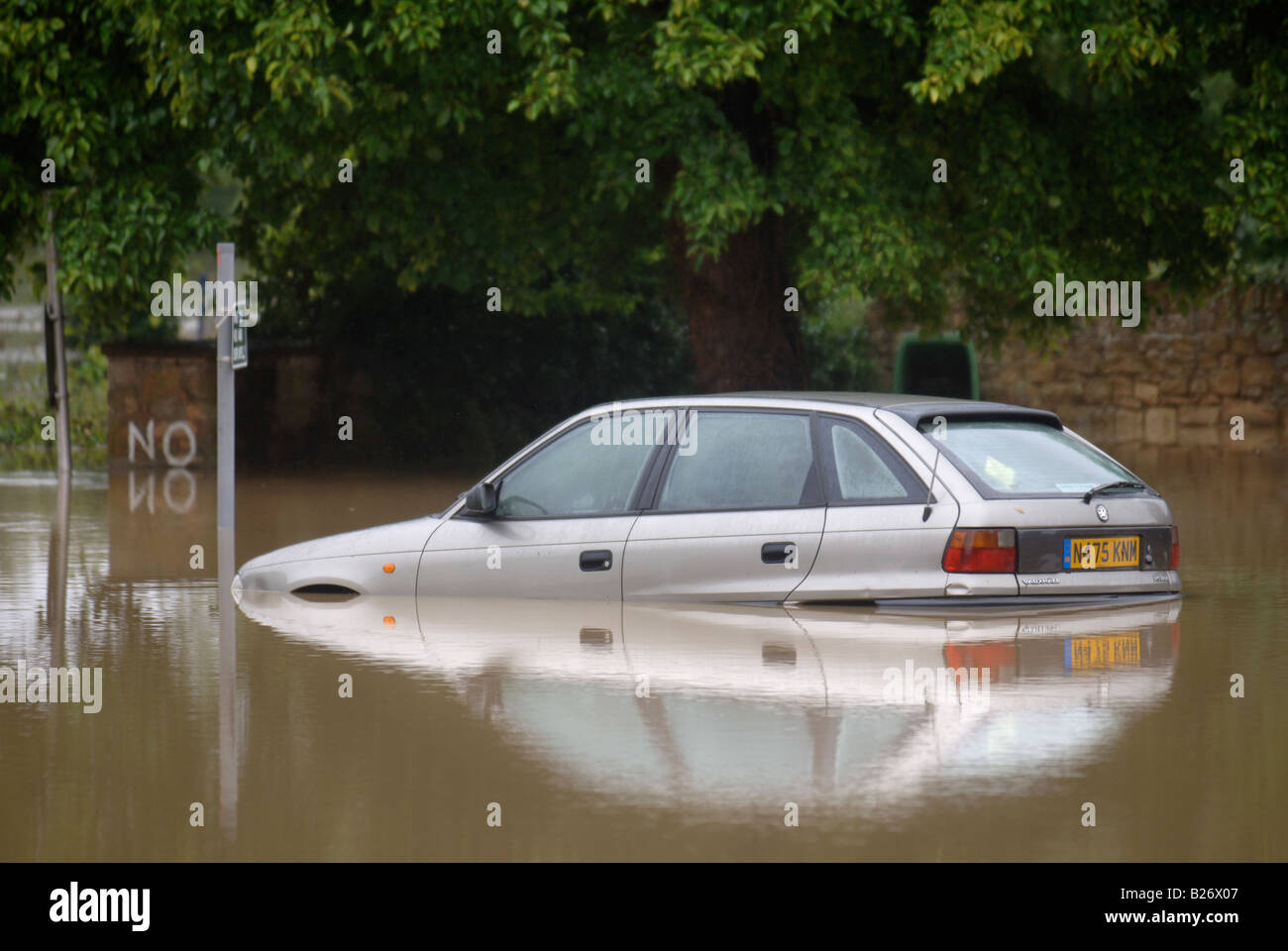 A VEHICLE STUCK IN FLOODWATER IN A TEWKESBURY CAR PARK DURING THE FLOODS IN GLOUCESTERSHIRE JULY 2007 UK Stock Photo