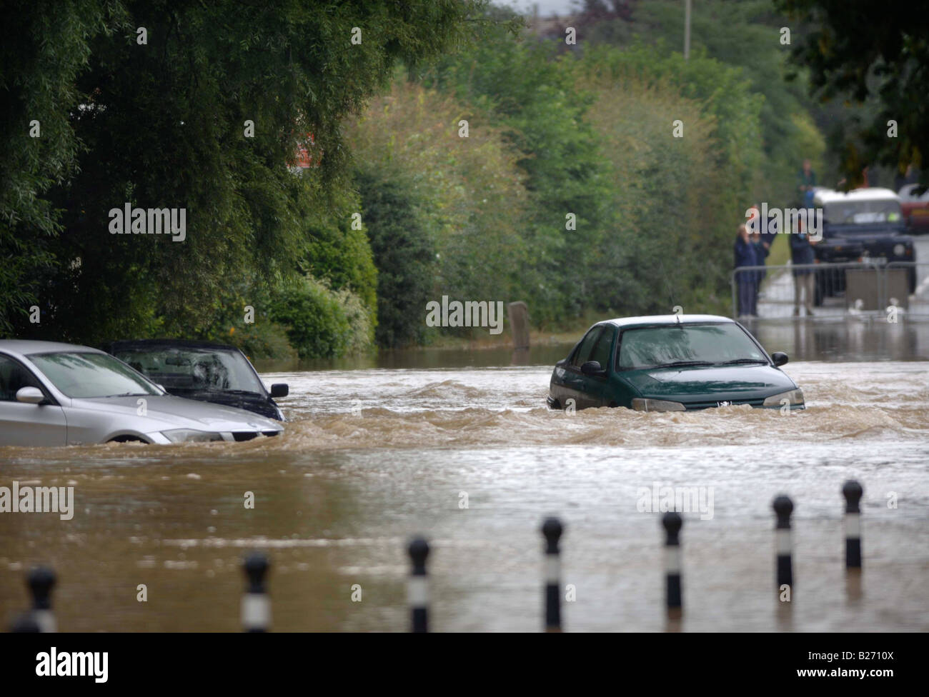 ABANDONED VEHICLES STUCK IN FLOODWATER IN TEWKESBURY DURING THE FLOODS IN GLOUCESTERSHIRE JULY 2007 UK Stock Photo