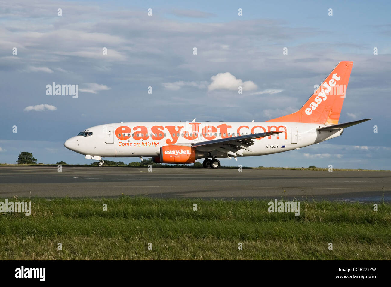 A Boeing B737 series 700 of the UK s budget airline EasyJet taxy s in at Luton Airport Stock Photo