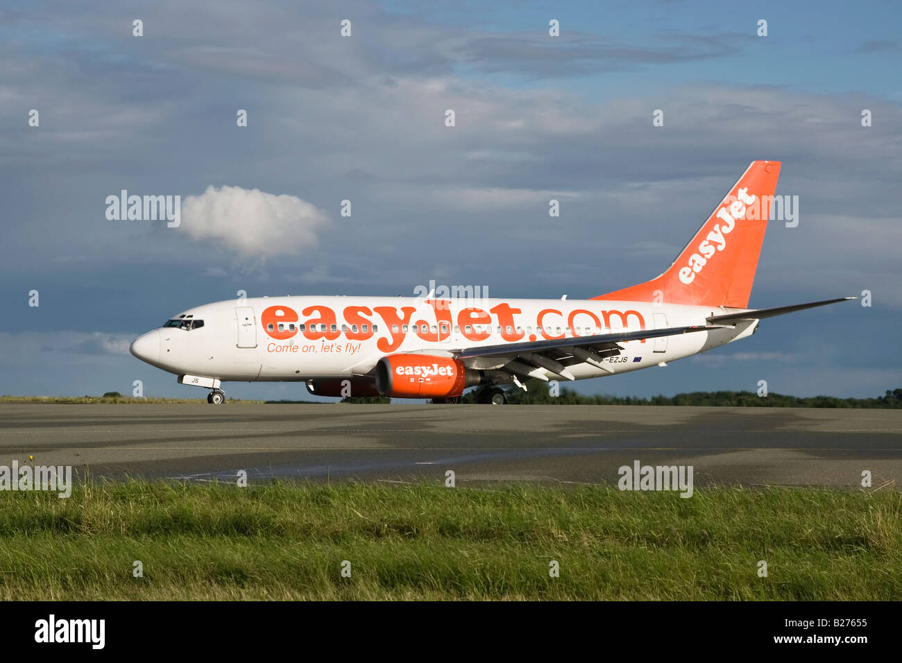 A Boeing B737 series 700 of the UK s budget airline EasyJet taxy s in at Luton Airport Stock Photo