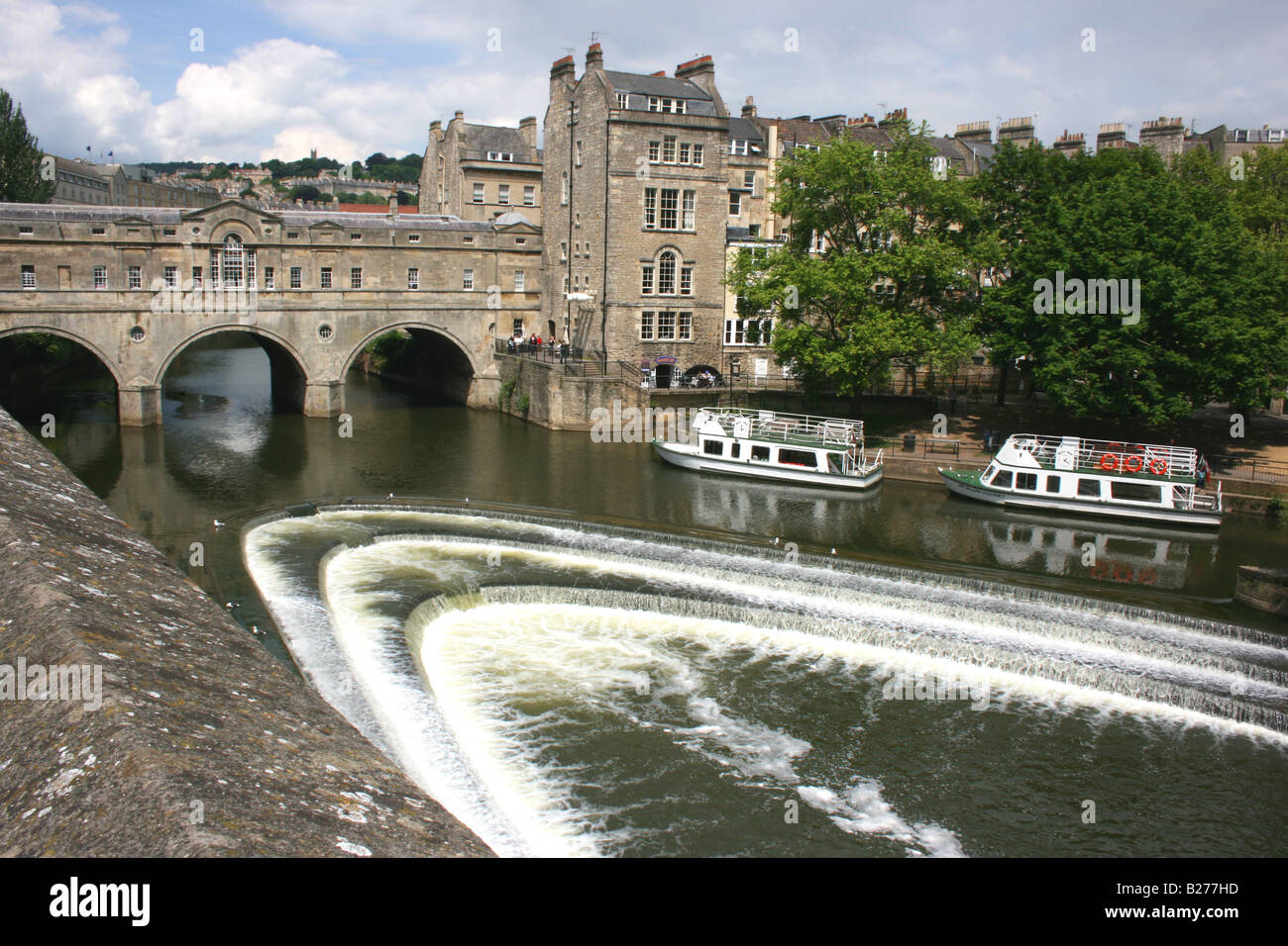Pulteney Weir and Pulteney Bridge over the River Avon, City of Bath ...