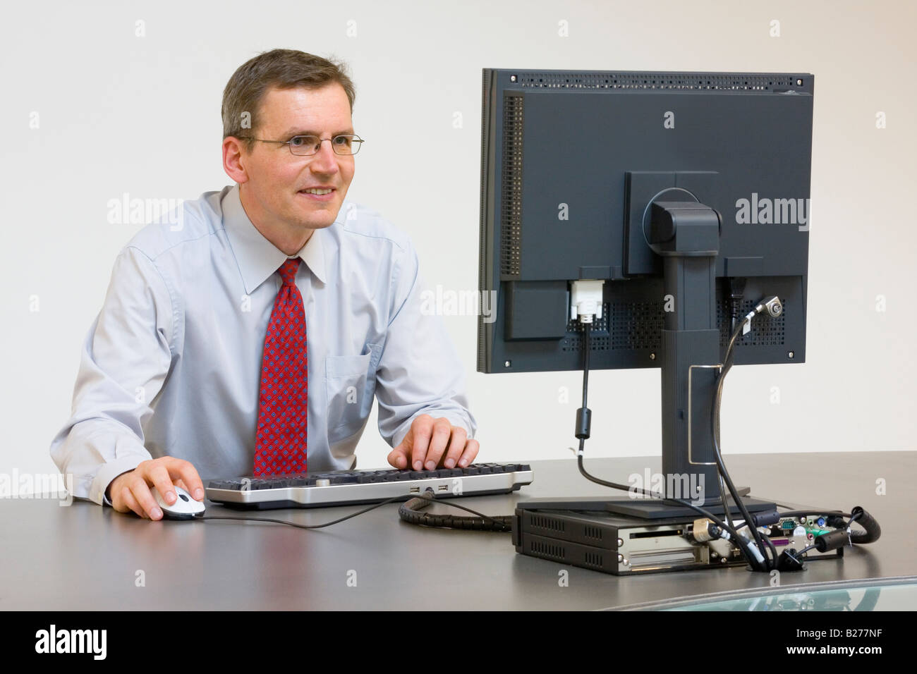 Smiling at computer screen hi-res stock photography and images - Alamy