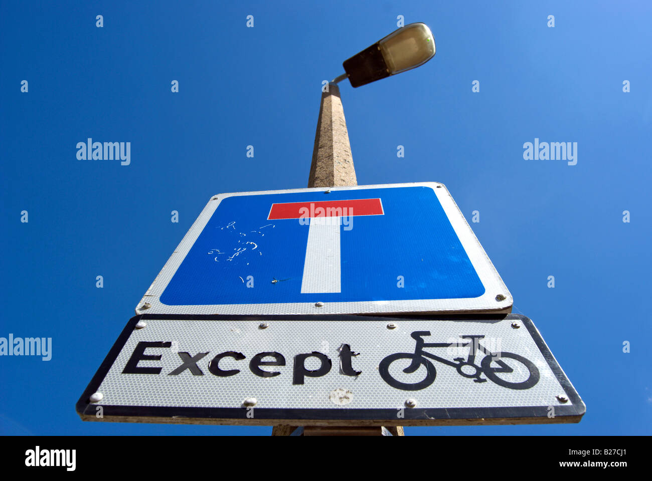 Road signs for cyclists hi-res stock photography and images - Alamy