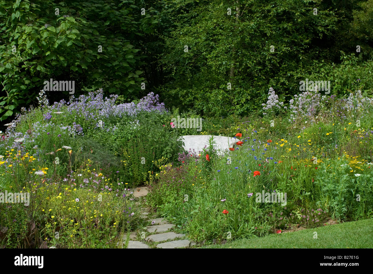 A bench in a cottage style garden Stock Photo - Alamy