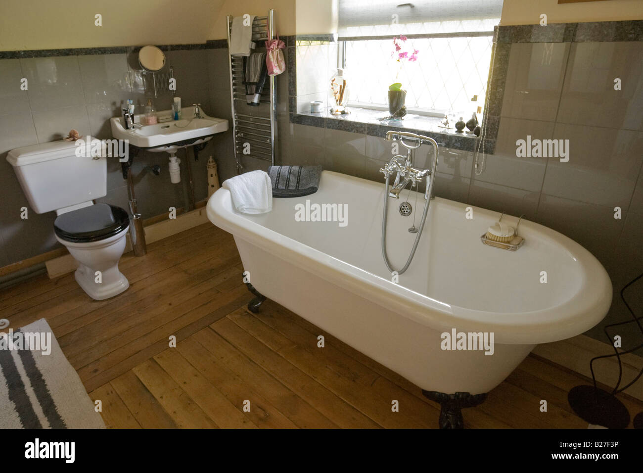 spacious contemporary bathroom Stock Photo