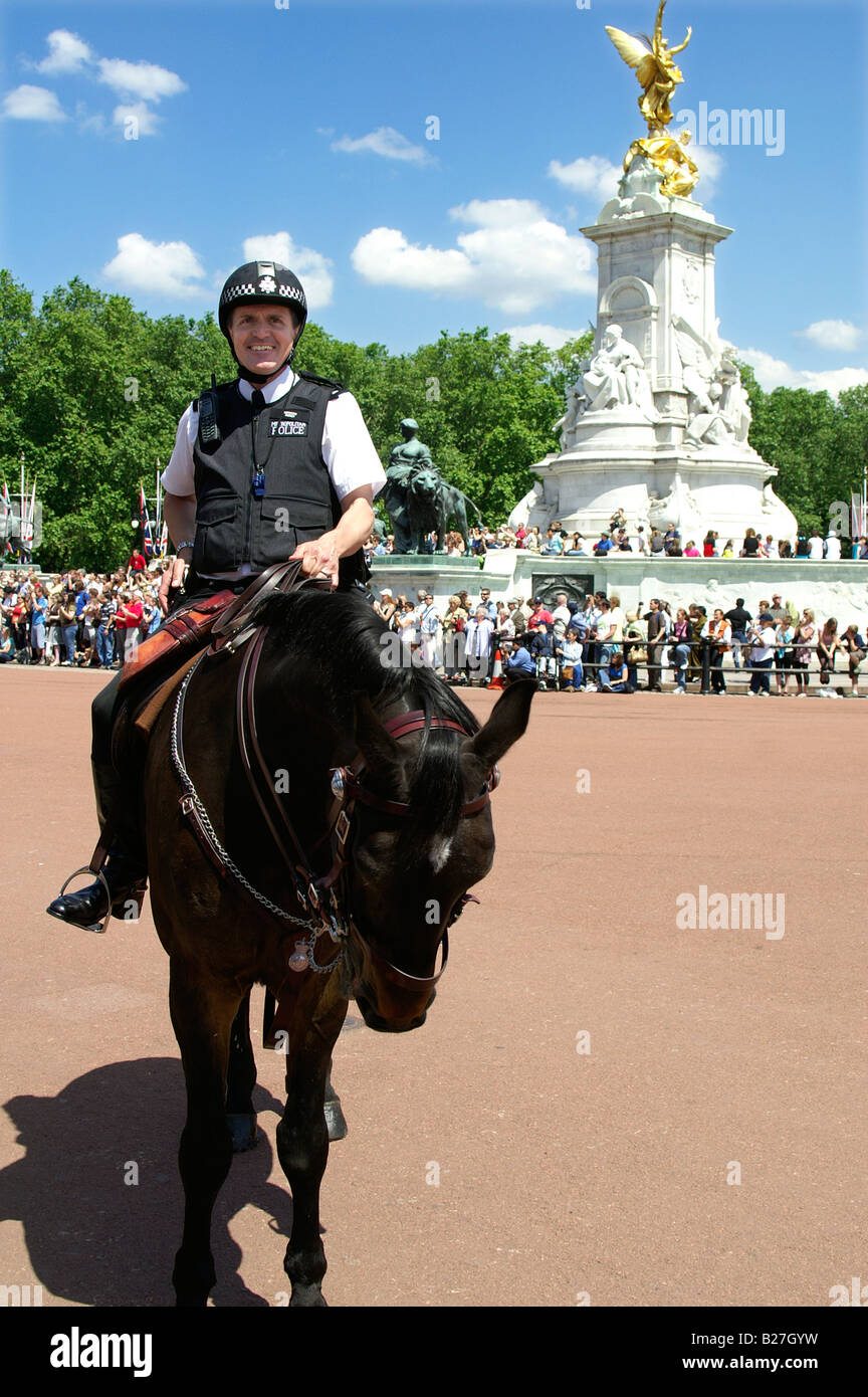 Mounted police horse hi-res stock photography and images - Alamy