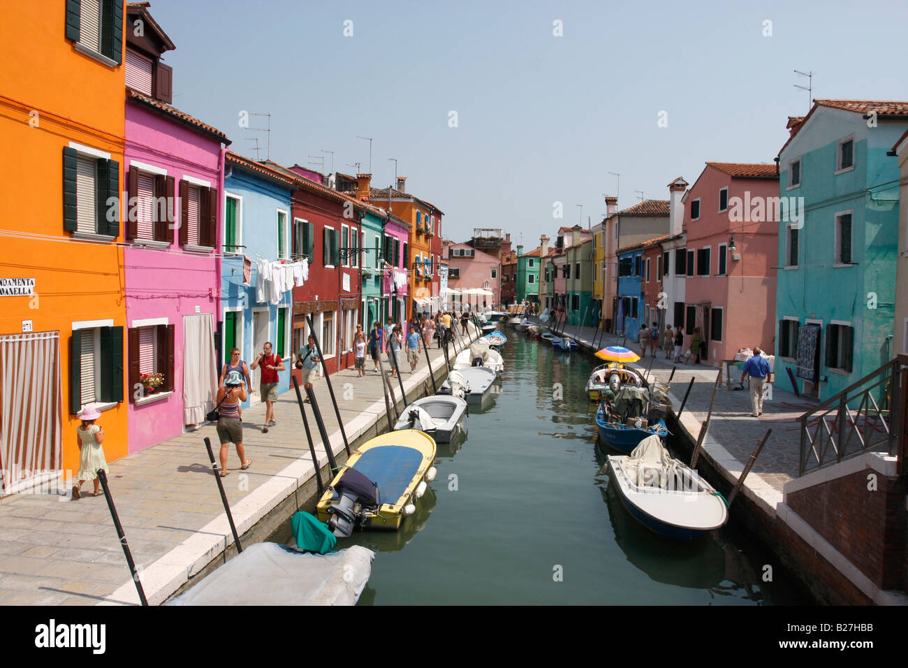 Venetian canal homes and boats hi-res stock photography and images - Alamy
