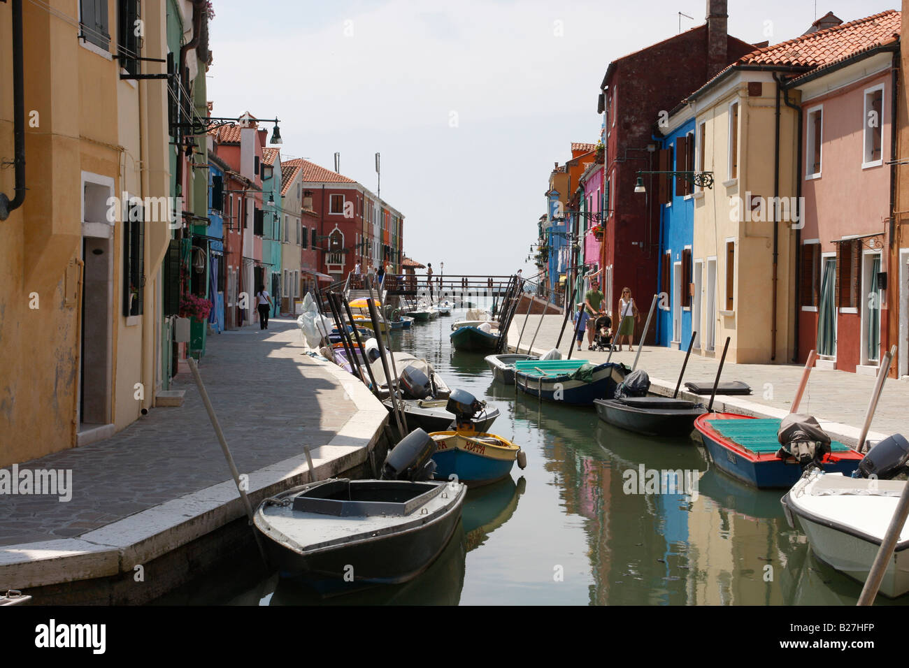 Venetian canal homes and boats hi-res stock photography and images - Alamy