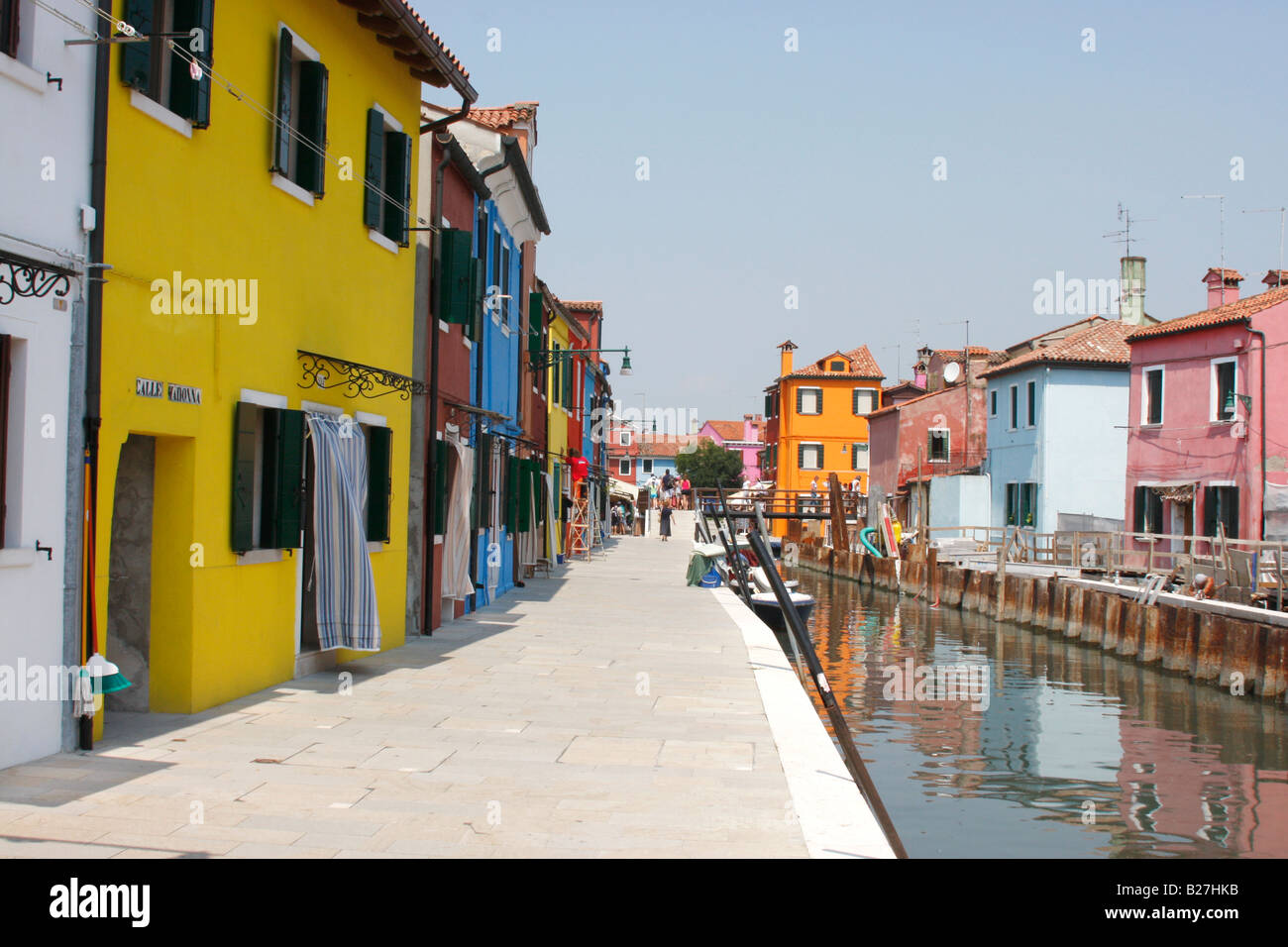 Venetian canal homes and boats hi-res stock photography and images - Alamy