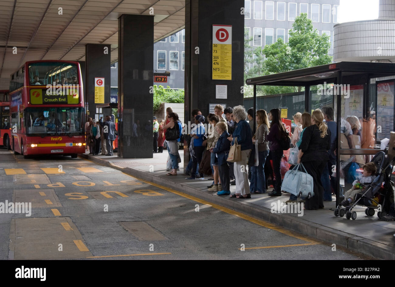 Bus Stop - Euston Railway Station - London Stock Photo - Alamy
