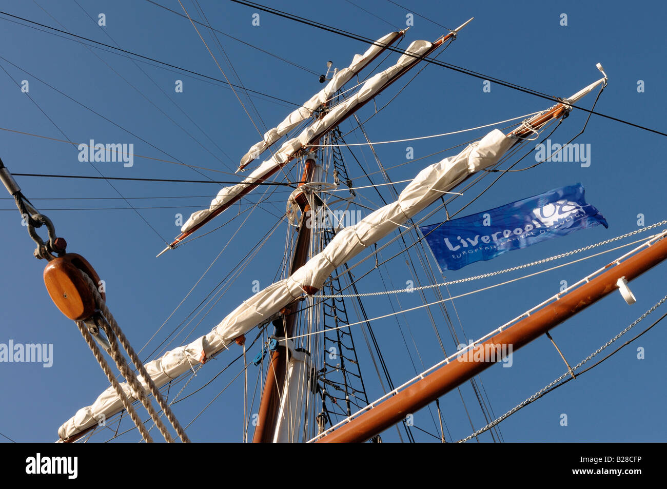 Tall ship mast flag hi-res stock photography and images - Alamy