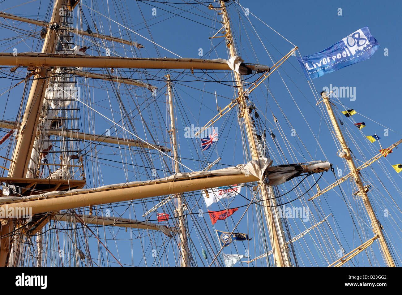 Tall ship mast flag hi-res stock photography and images - Alamy