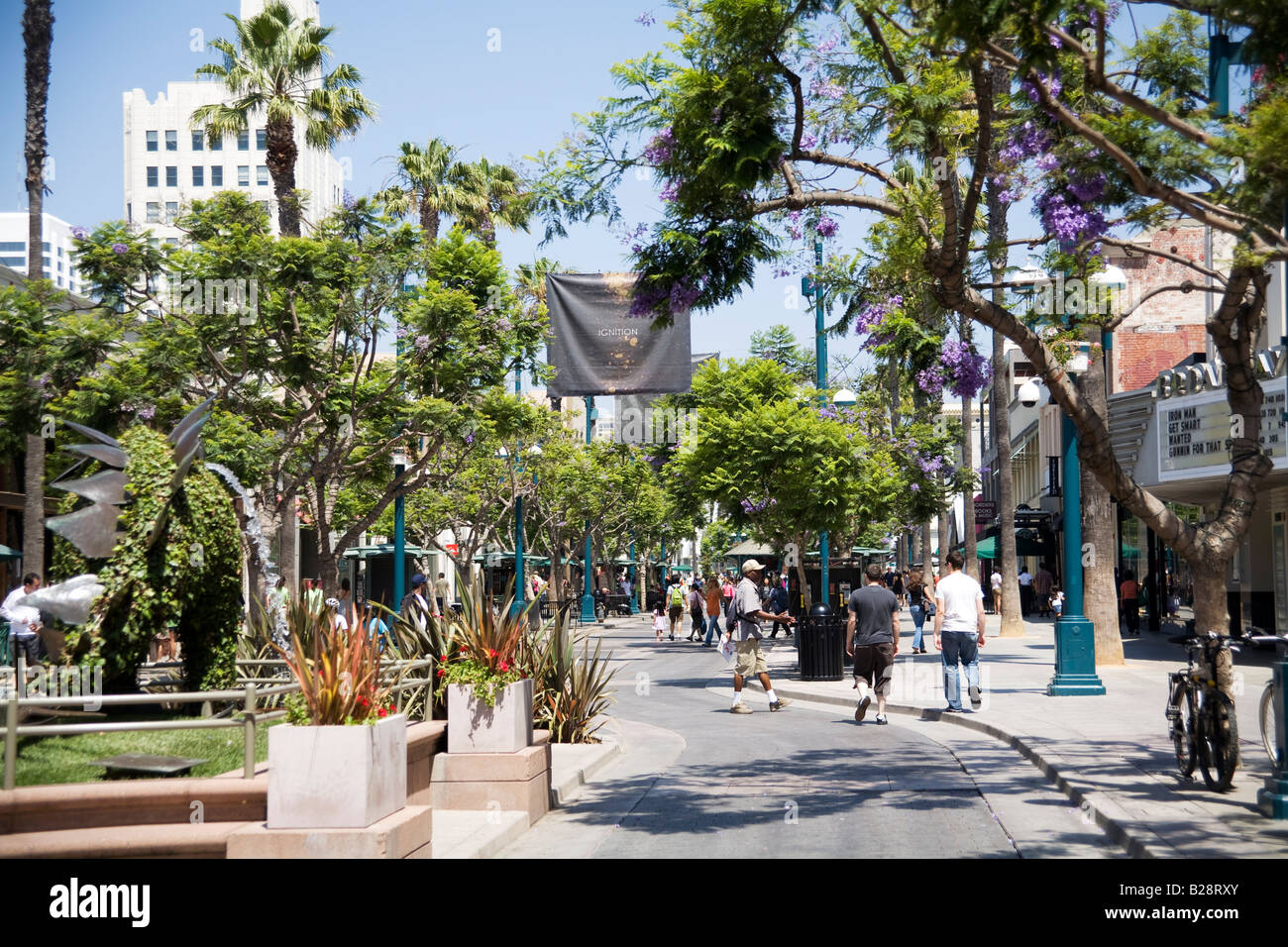 Santa Monica Third Street Promenade and Farmer's Market