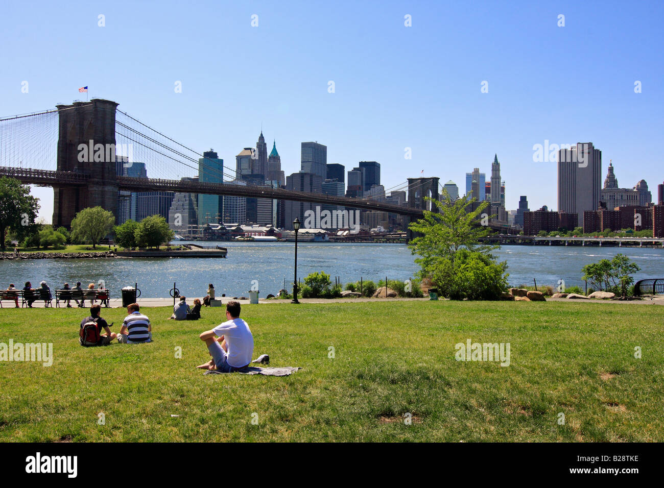 Brooklyn bridge with Manhattan skyline in the background - New York ...