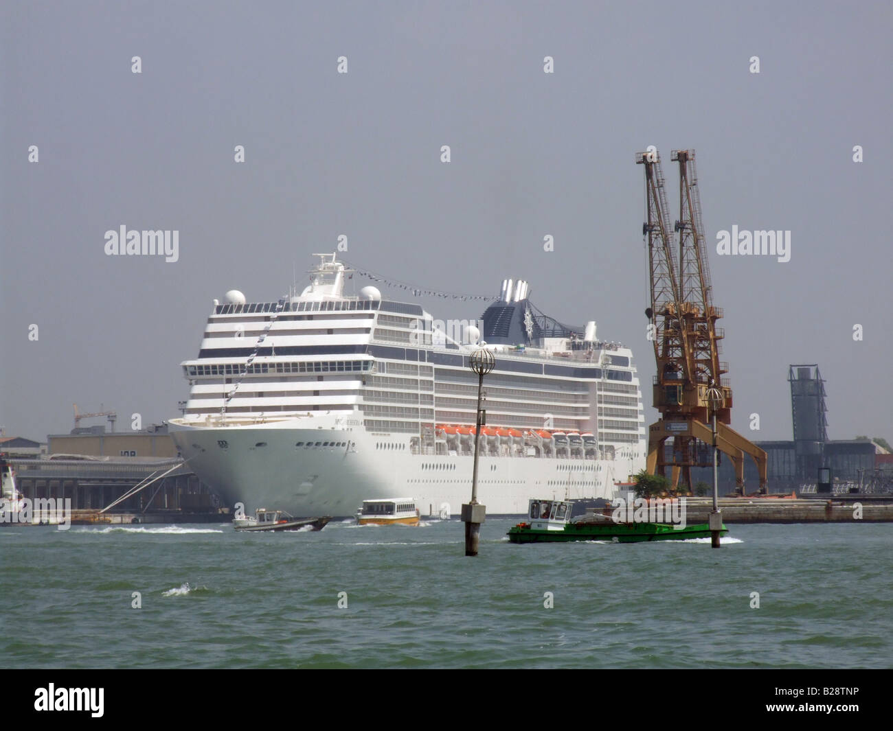 Modern cruise ship venice hi-res stock photography and images - Alamy