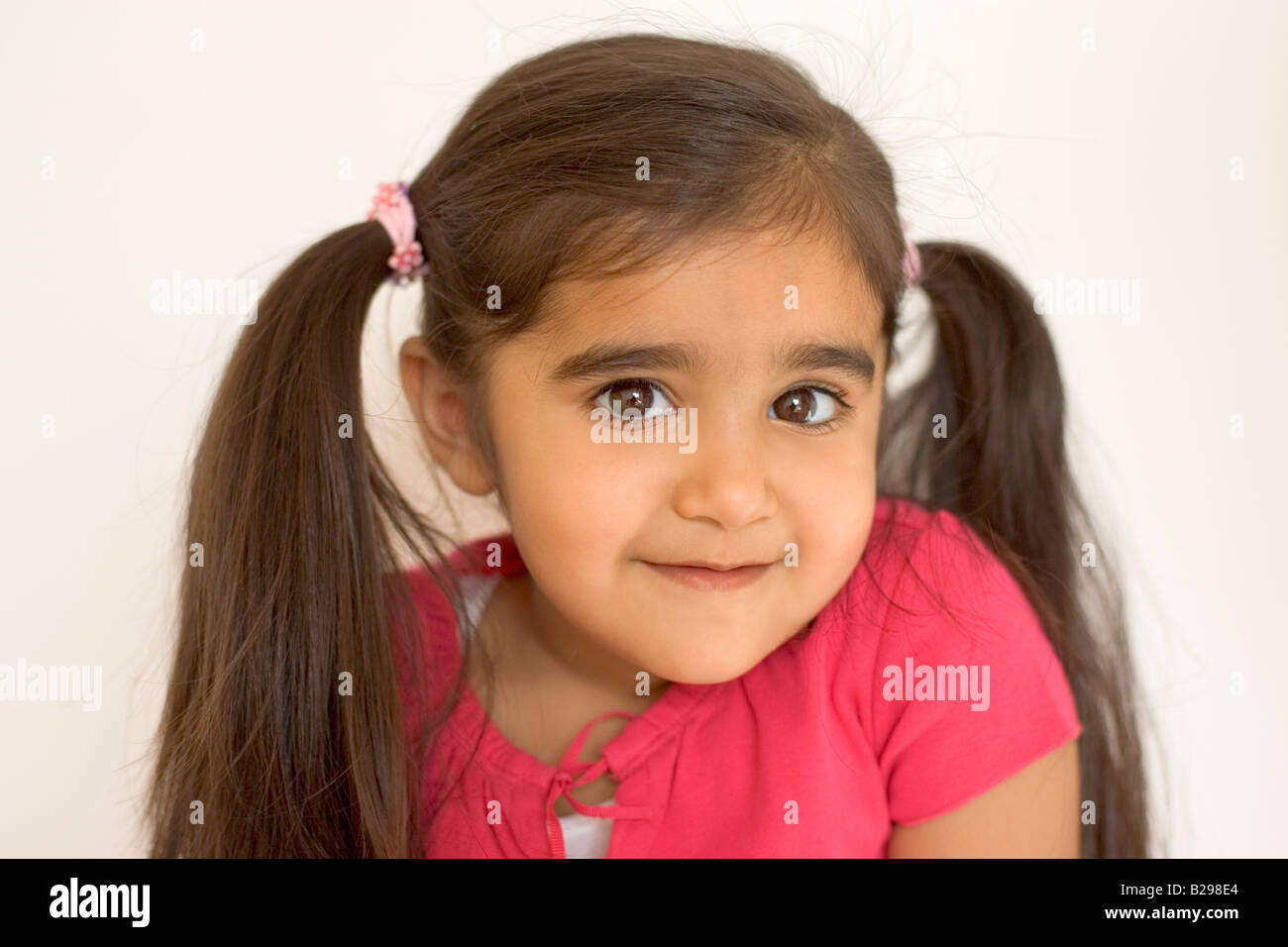 petite fille avec couettes et maquillage indien Stock Photo