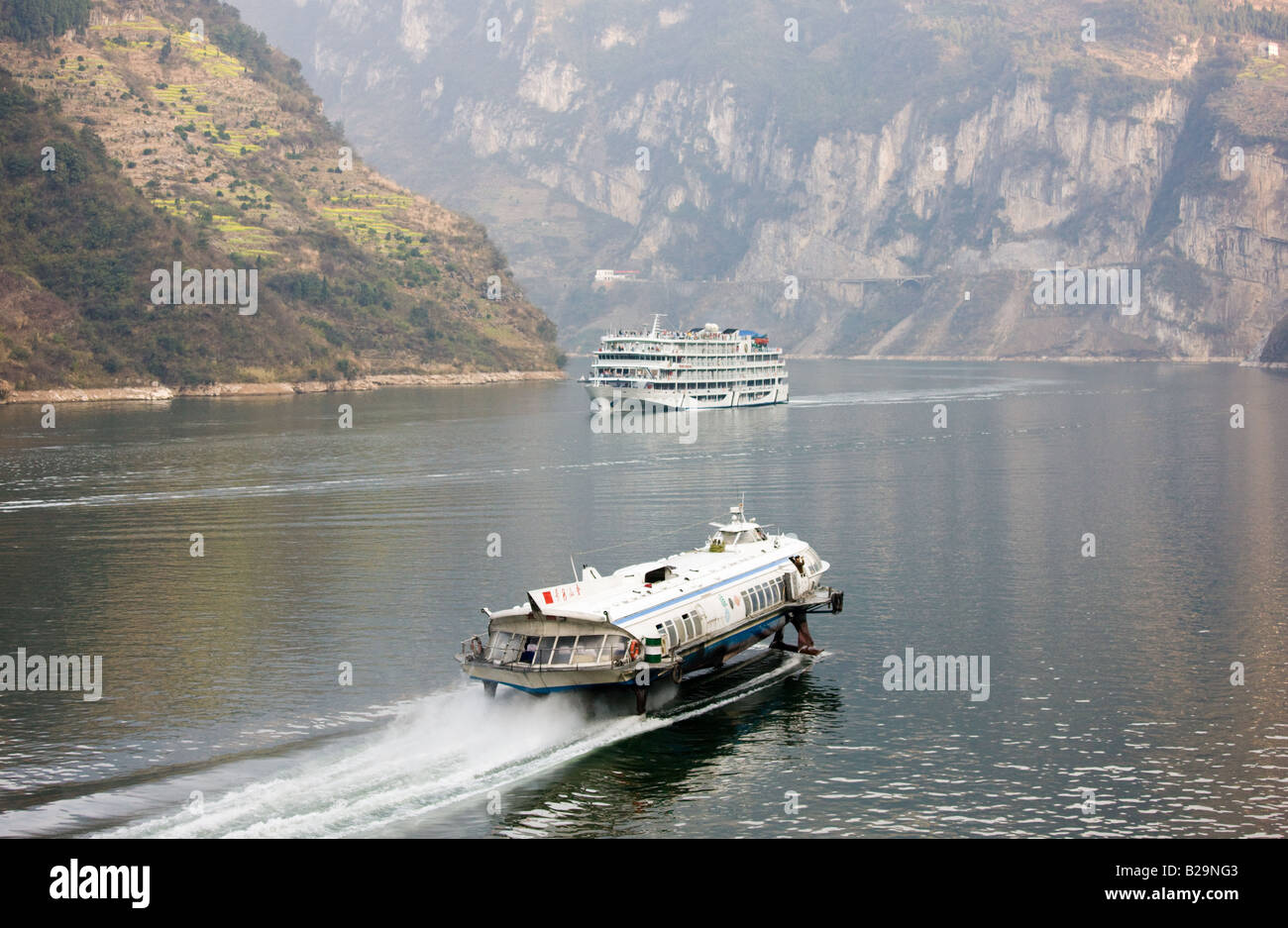 Yangtze river tourism hi-res stock photography and images - Alamy