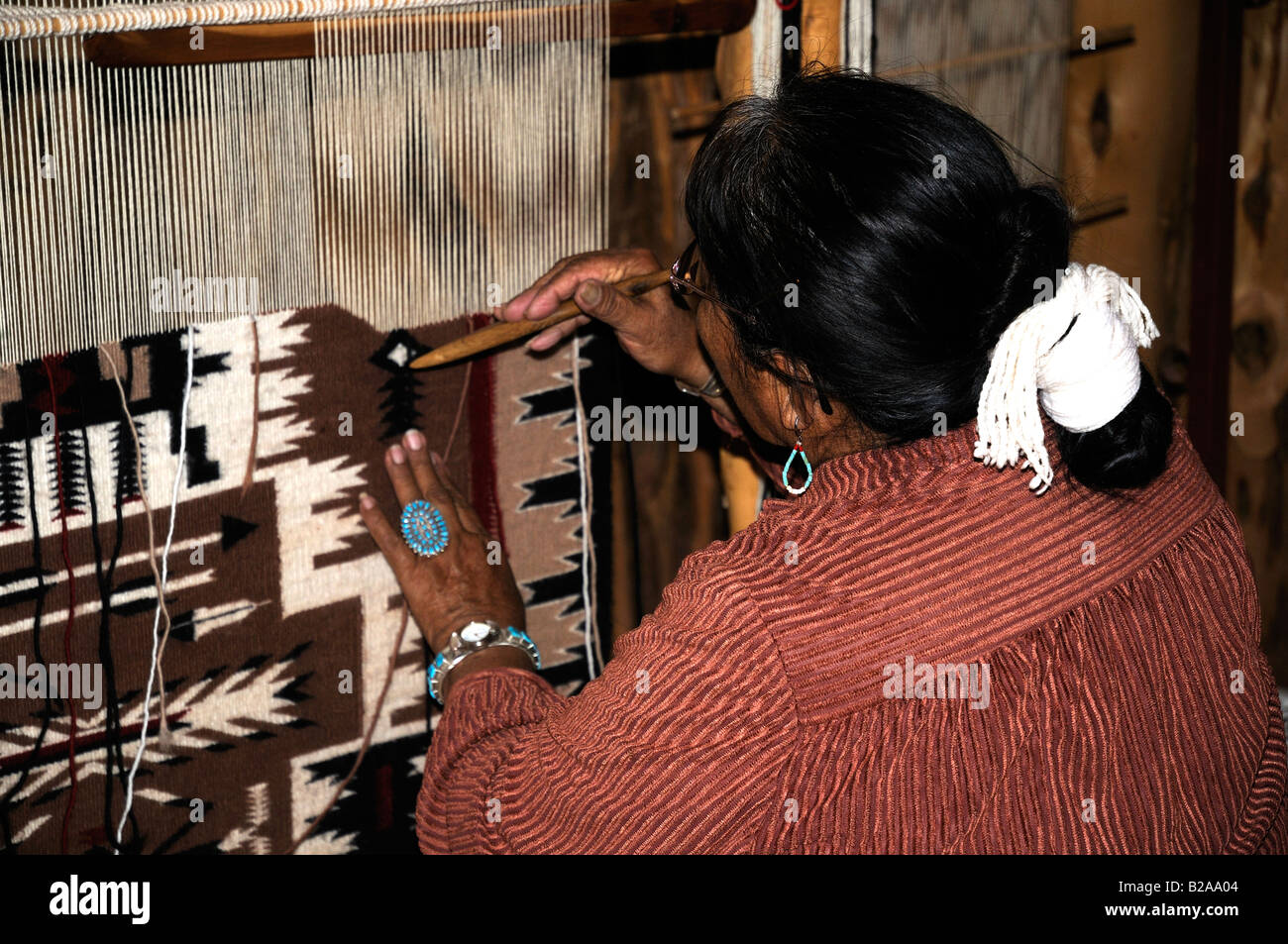 Navajo woman weaving hi-res stock photography and images - Alamy