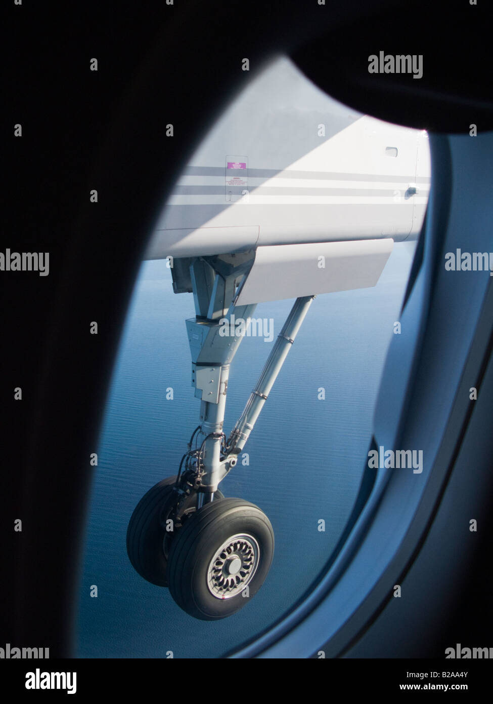 Turboprop aircraft landing hi-res stock photography and images - Alamy