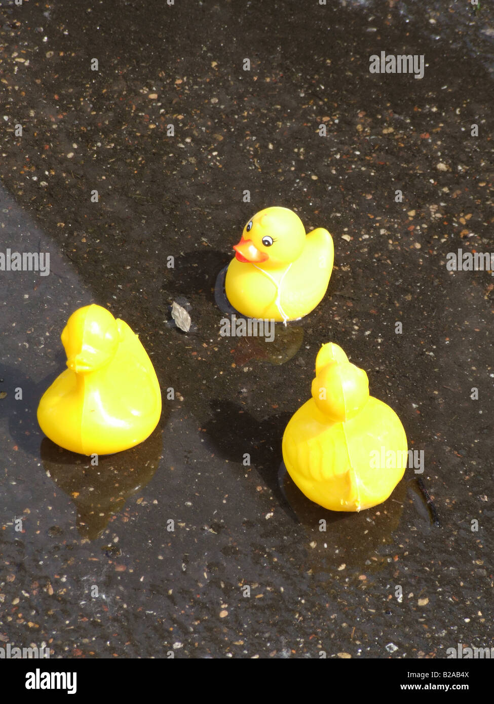 Seamless pattern with bath accessories - shampoo, rubber duck