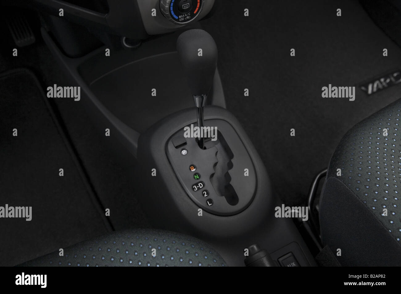 2008 Toyota Yaris in Gray Gear shifter/center console Stock Photo Alamy