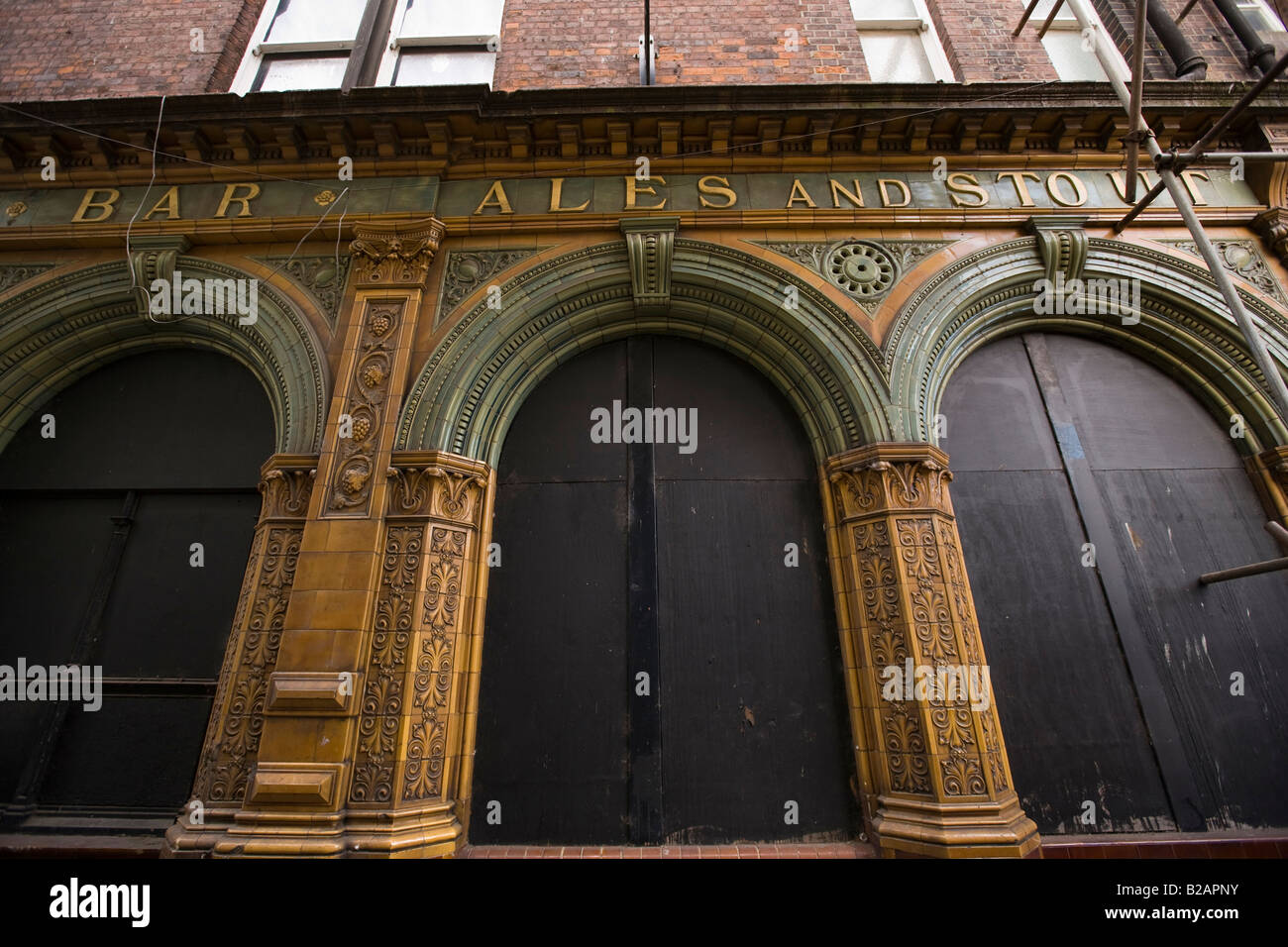 UK Tyne and Wear Sunderland High Street West old Victorian tiled pub front down dark alley Stock Photo