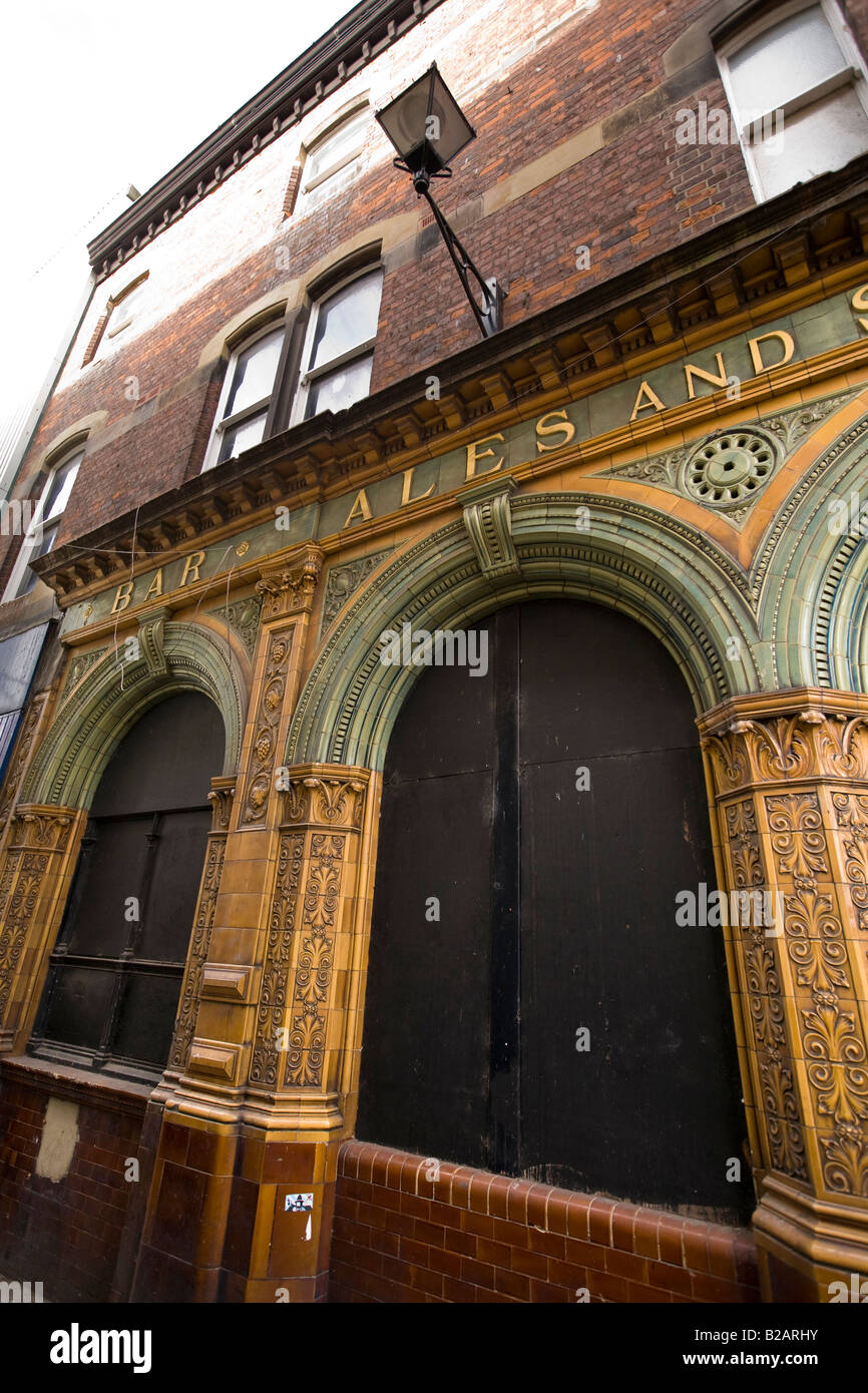 UK Tyne and Wear Sunderland High Street West old Victorian tiled pub front down dark alley Stock Photo