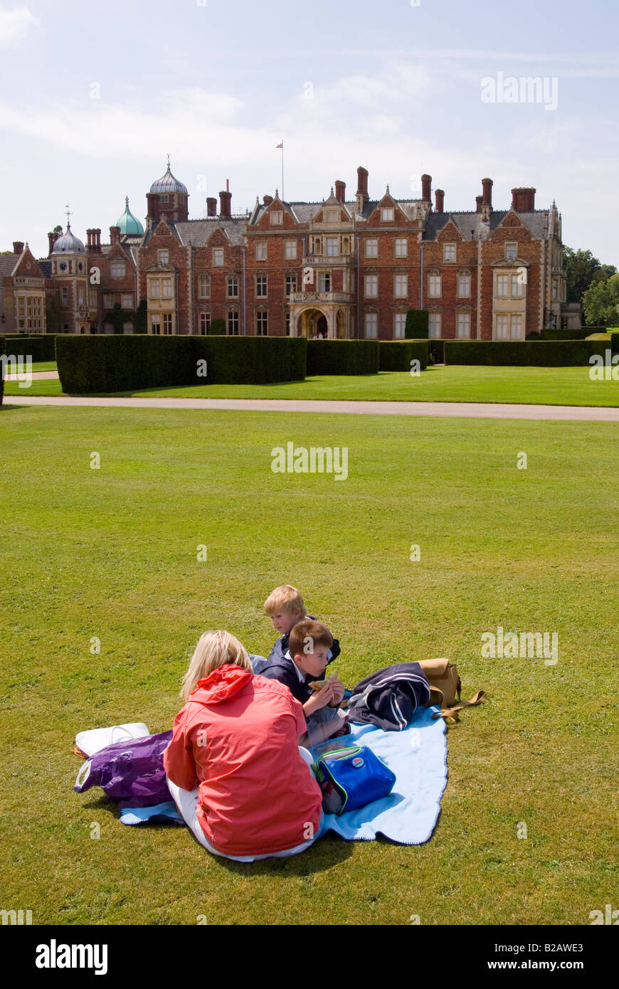 Family Having A Picnic Outside Sandringham House,Sandringham Estate,Sandringham,Norfolk,England,uk (Retreat Of HM The Queen) Stock Photo