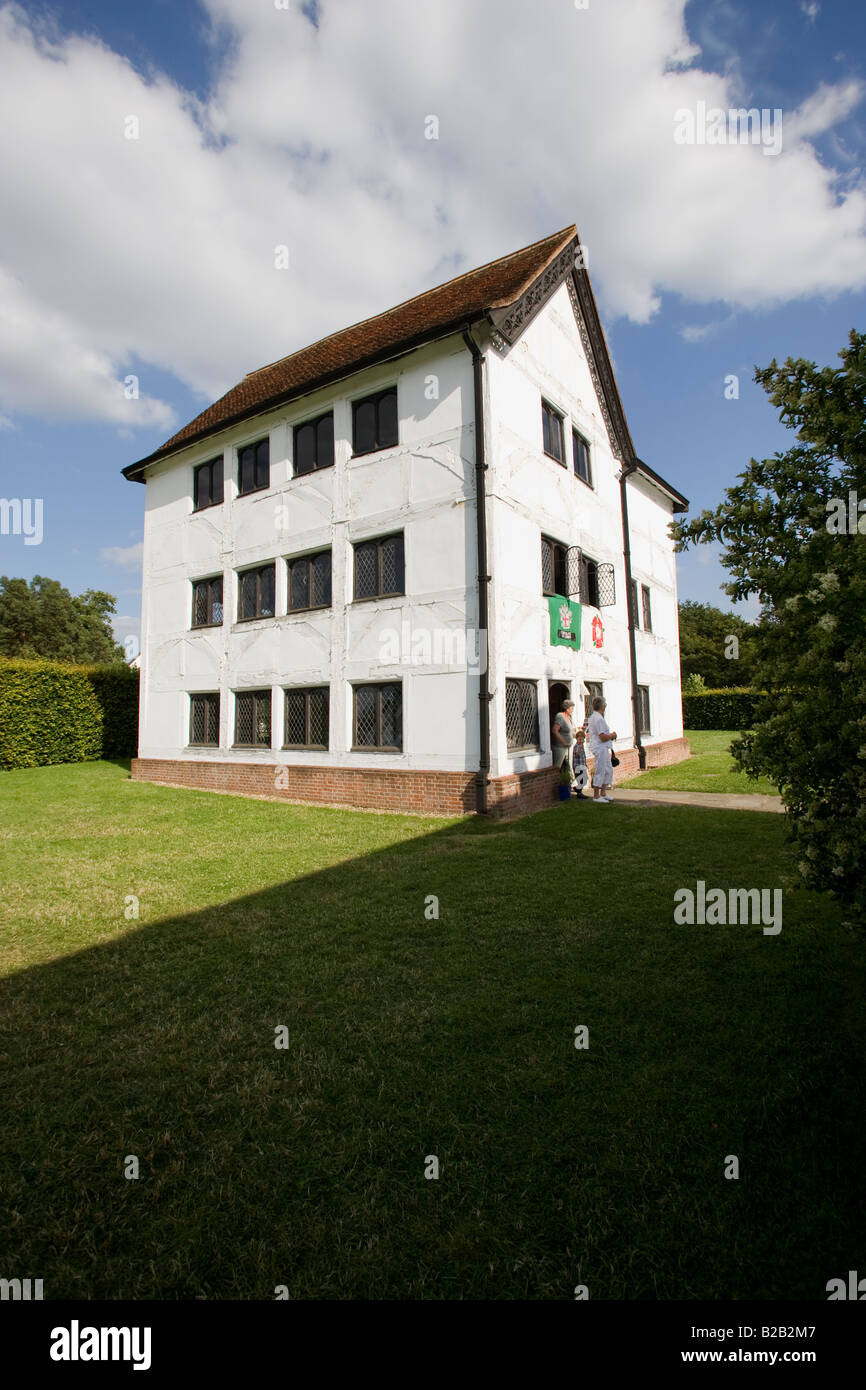 Queen elizabeth's hunting lodge hi-res stock photography and images - Alamy