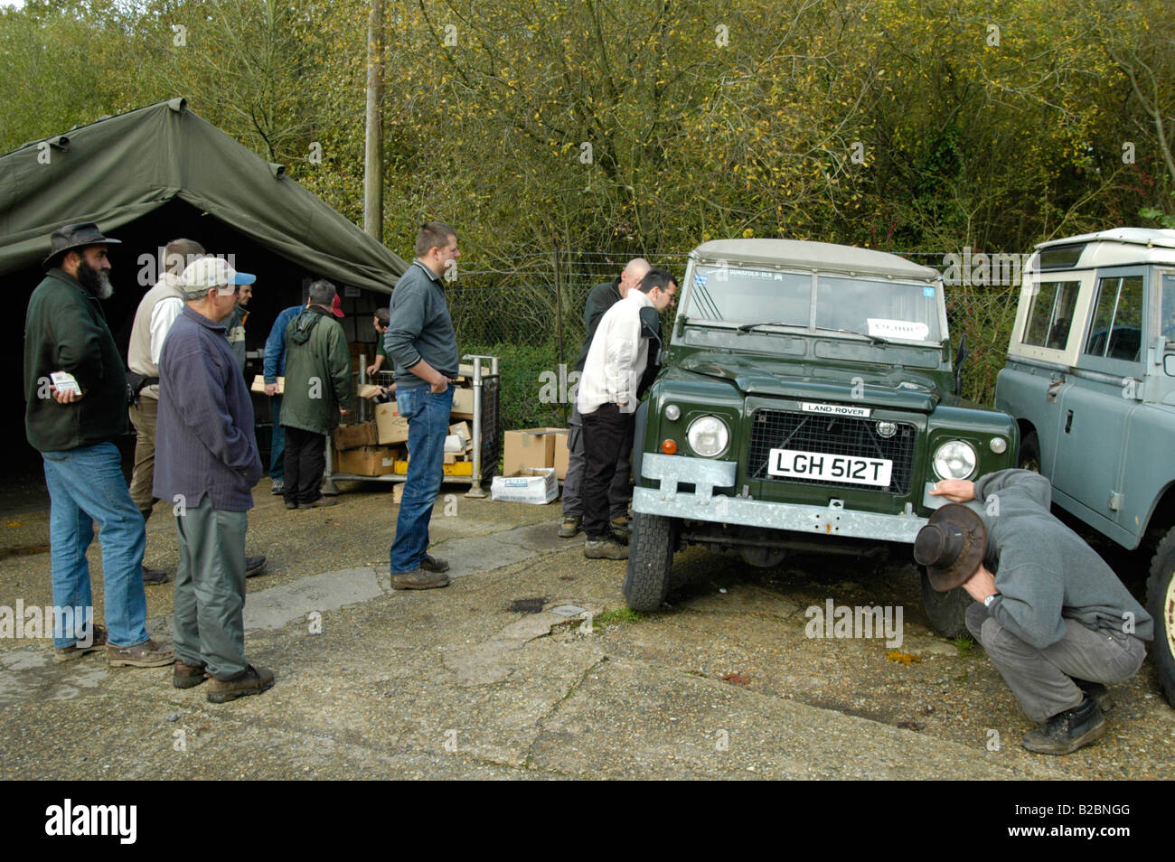 Dunsfold Landrovers Series 1 Parts Weekend 22-24/10/2004, Dunsfold, UK. Customers inspecting an extremely rare Land Rover 100 in Stock Photo