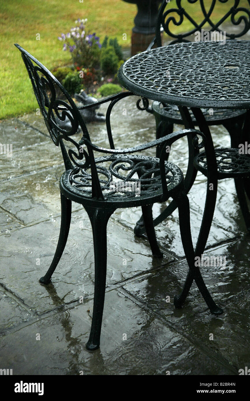 Rain on garden furniture hi res stock photography and images Alamy