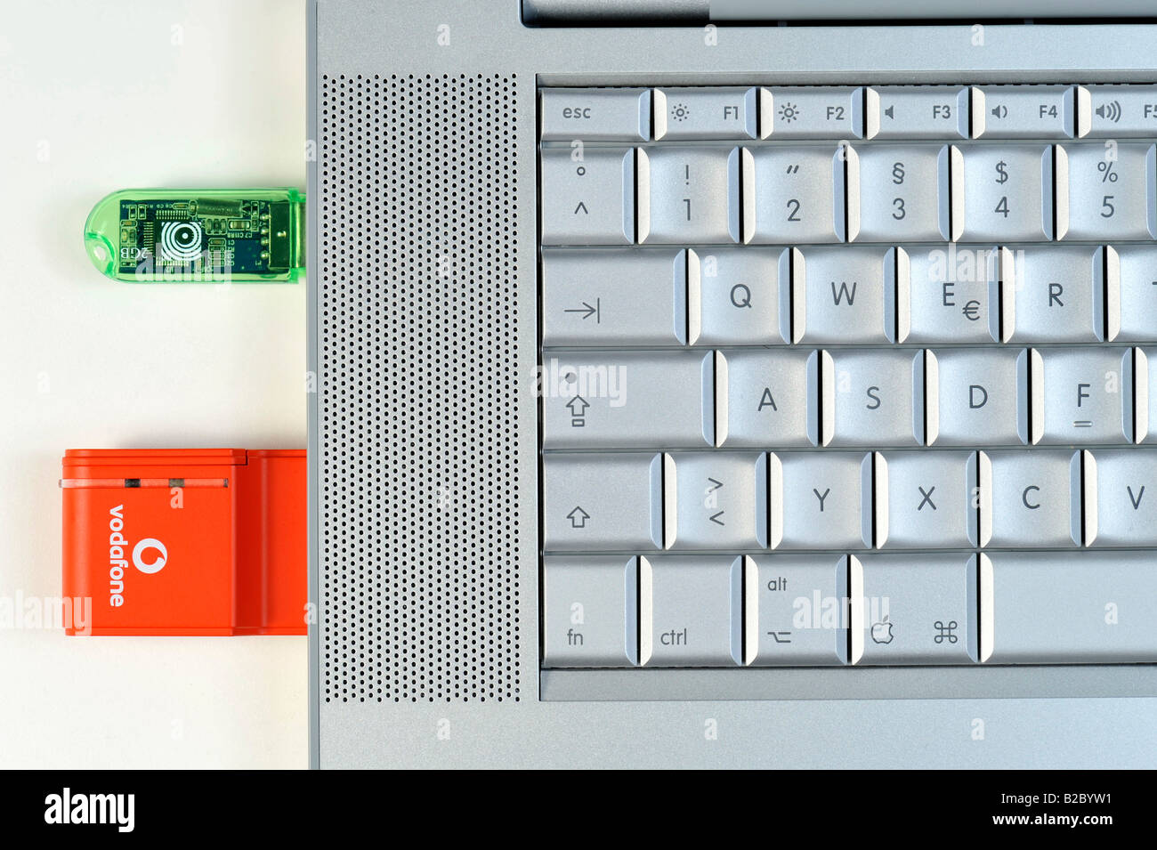 Keyboard of the Apple MacBook Pro with a Vodafone UMTS card and a  USB-Storage device Stock Photo - Alamy