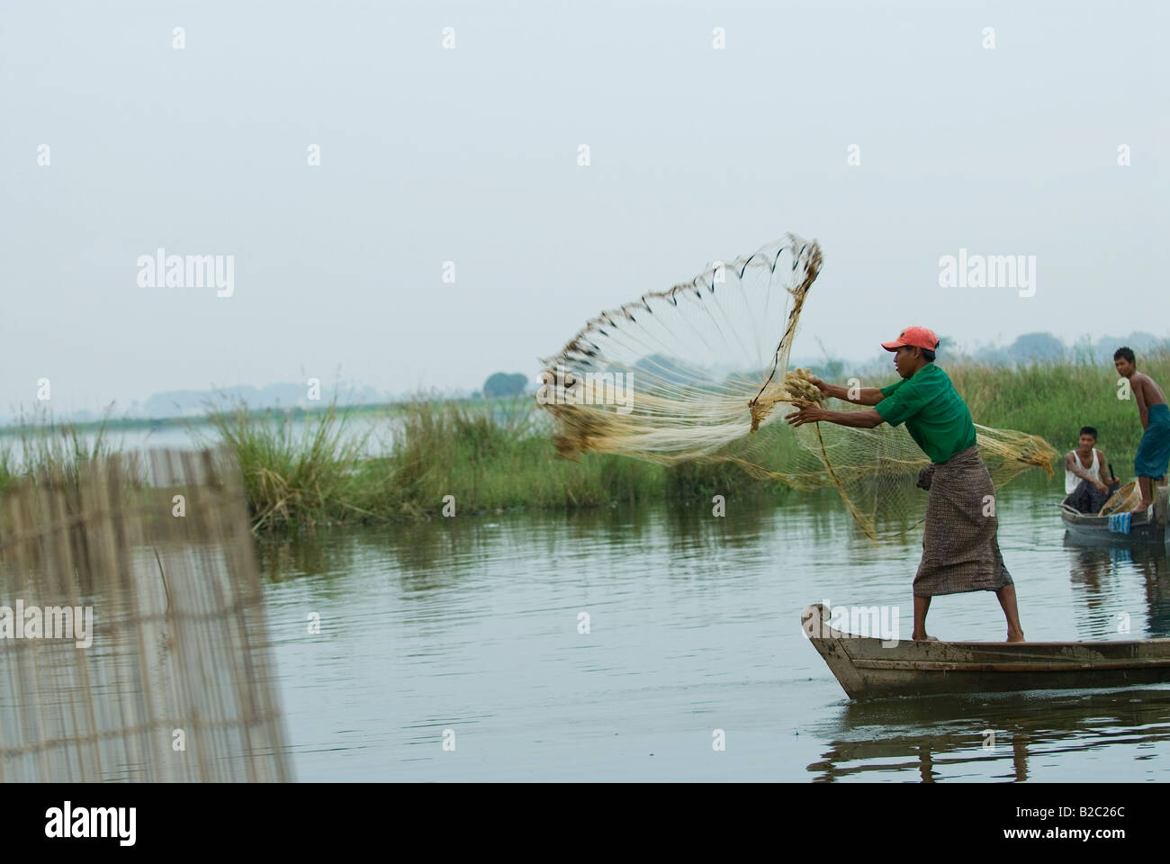 Burmese fisherman throwing fishing net hi-res stock photography and images  - Alamy