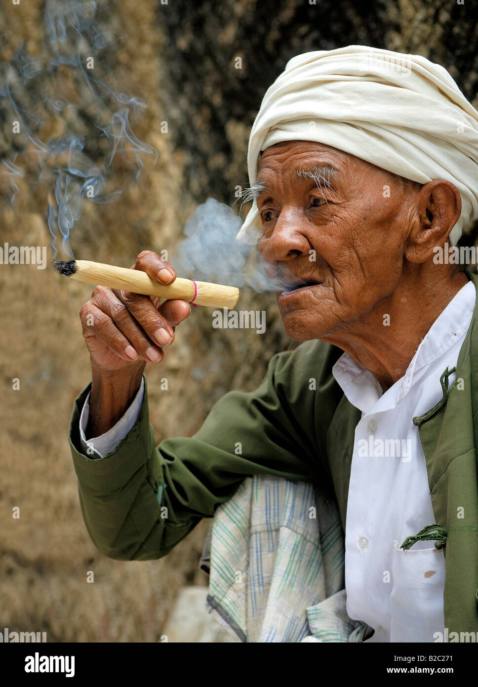 Old Burmese man smoking a cheerot or Burmese cigar, Hpo Win Daung, Monywa,  Myanmar, Southeast Asia Stock Photo