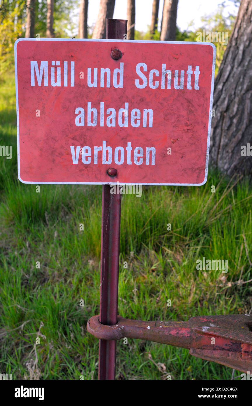 Sign reading Muell und Schutt abladen verboten, garbage and debris disposal prohibited Stock Photo