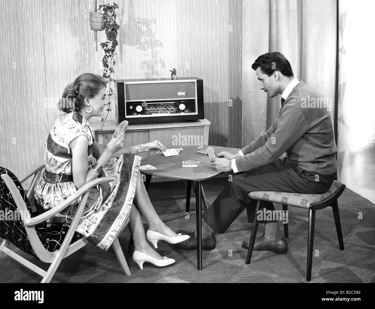 Couple playing cards in the living room, historical photo, circa 1955 Stock Photo