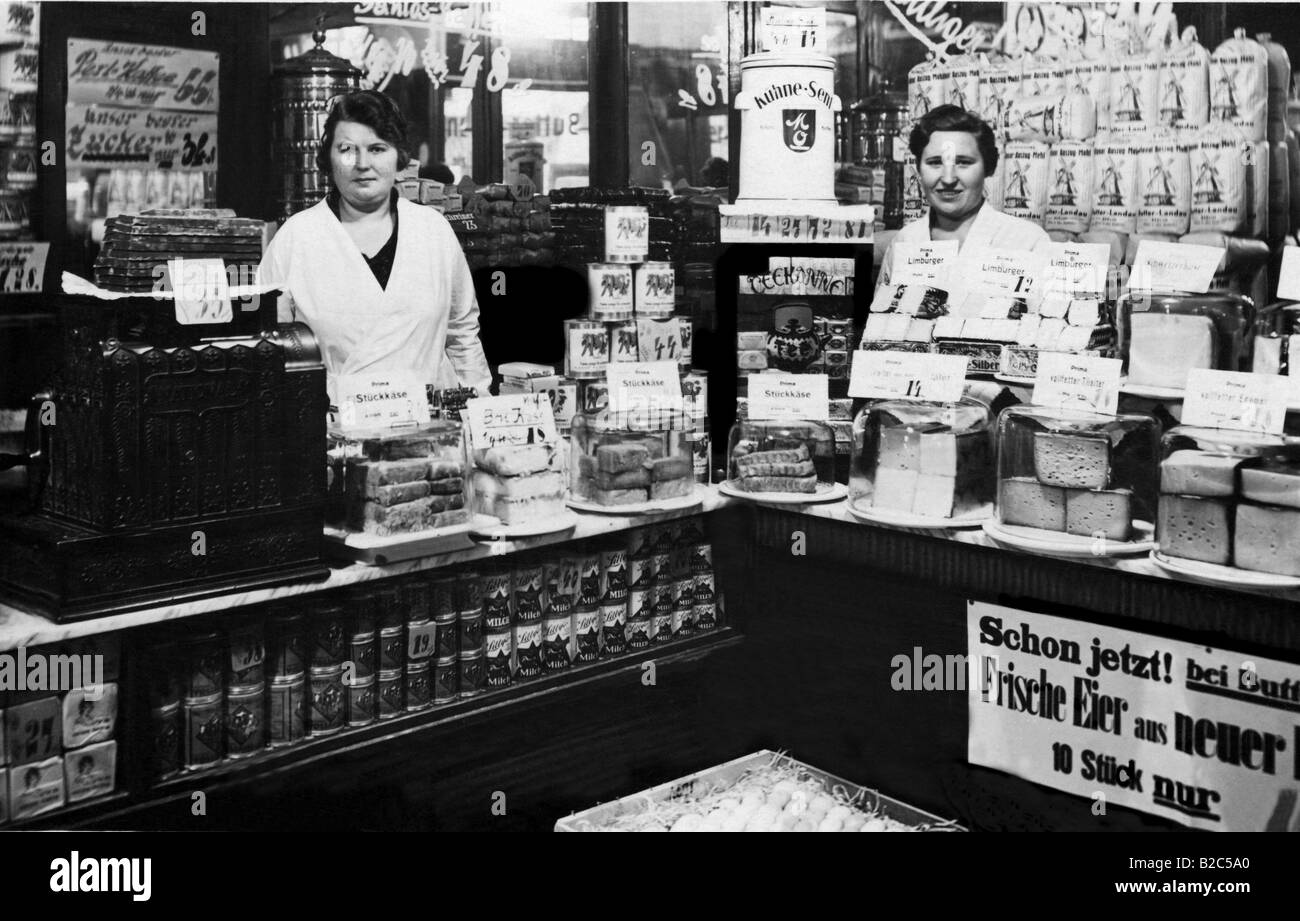 Two saleswomen standing behind the counter, historic picture from about 1910 Stock Photo