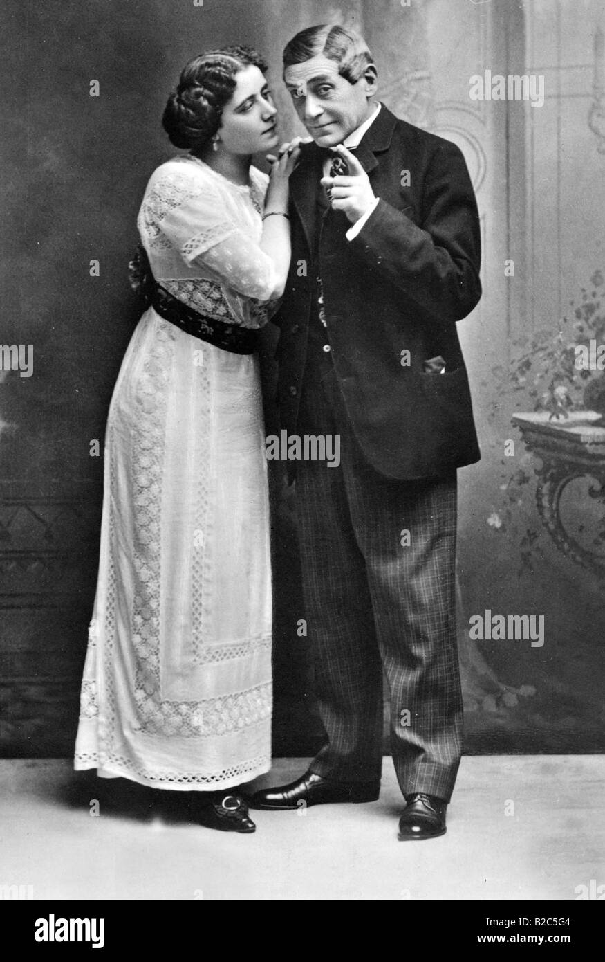 Das Gluecksmaedel, couple standing next to each other, historic picture from about 1920 Stock Photo